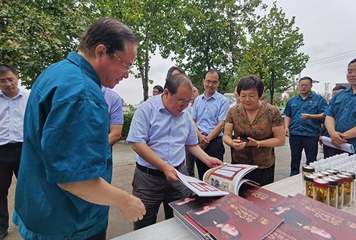 德州市委常委、常務副市長劉長民來山東木門生產廠家金馬首檢查指導工作