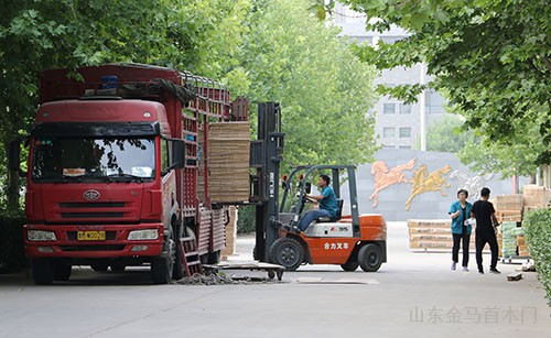 原山集團產品裝車中-金馬首木門